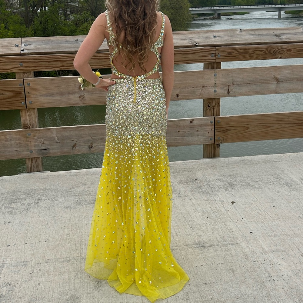 Yellow prom dress from Henris, size 00